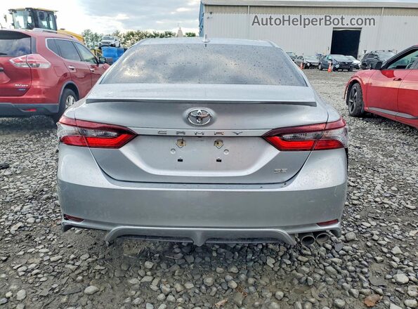 4T1G11AKXMU608717 2021 TOYOTA CAMRY Серебряный Вид сзади