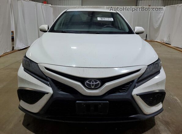 4T1G11BK2NU050720 2022 TOYOTA CAMRY Белый Вид спереди