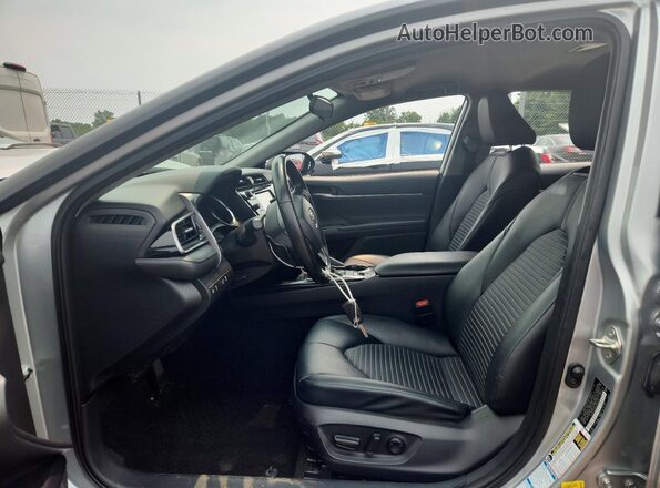 4T1G11BK6LU005356 2020 TOYOTA CAMRY Серебряный Вид салона спереди