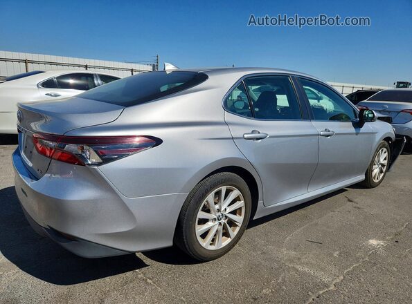 4T1R11AK0NU637802 2022 TOYOTA CAMRY Серебряный Задняя правая четверть