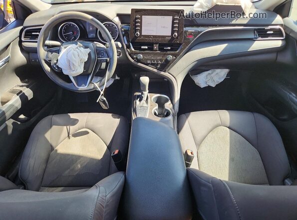 4T1R11AK0NU637802 2022 TOYOTA CAMRY Серебряный Вид панели приборов