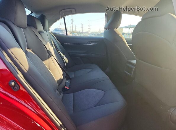 4T1R11AK1NU071021 2022 TOYOTA CAMRY Red Widok tylnych siedzeń