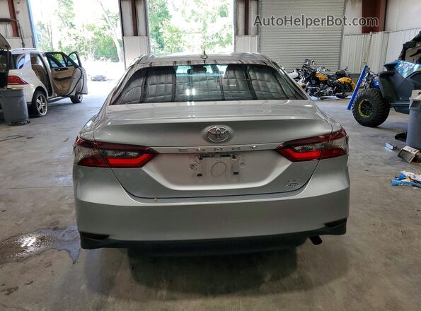 4T1R11BK7PU085989 2023 TOYOTA CAMRY Silver Հետևի տեսք