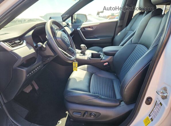 4T3E6RFV6RU150943 2024 TOYOTA RAV4 White Widok wnętrza z przodu
