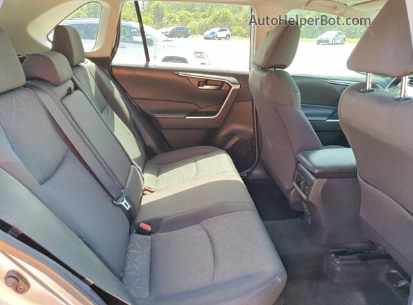 4T3RWRFV2RU133722 2024 TOYOTA RAV4 Silver Widok wnętrza z tyłu