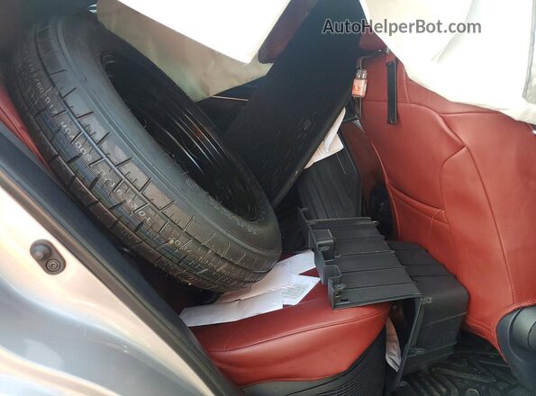 4T3RWRFV5SU190633 2025 TOYOTA RAV4 Silver Вид задньої частини салону