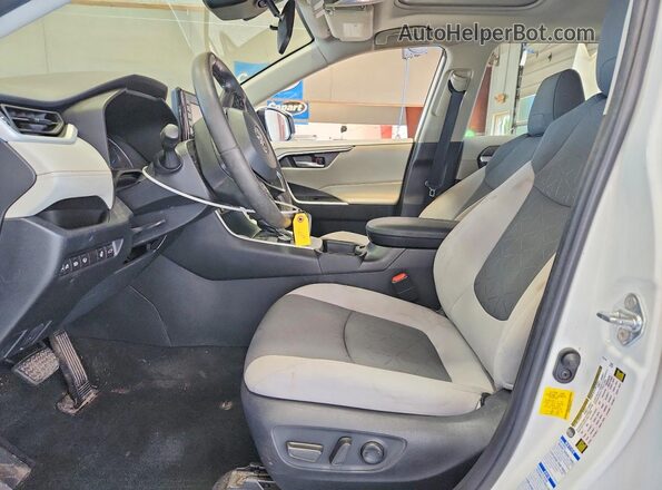4T3RWRFV8MU035772 2021 TOYOTA RAV4 White Front interior view