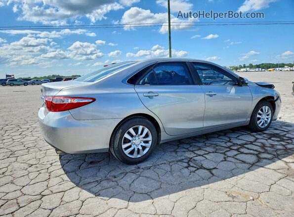 4T4BF1FK2GR547863 2016 TOYOTA CAMRY Серебряный Задняя правая четверть