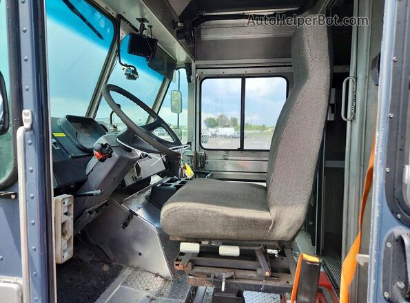 4UZAC2EA5LCMH8014 2020 FREIGHTLINER CHASSIS Синий Вид салона спереди