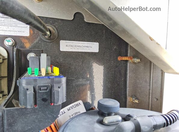 4UZAC2EA5LCMH8014 2020 FREIGHTLINER CHASSIS Синий Вид подкапотного пространства