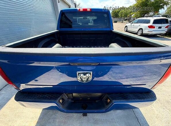 3C6RR6KG2JG249849 2018 RAM 1500 Blue Вид салону спереду