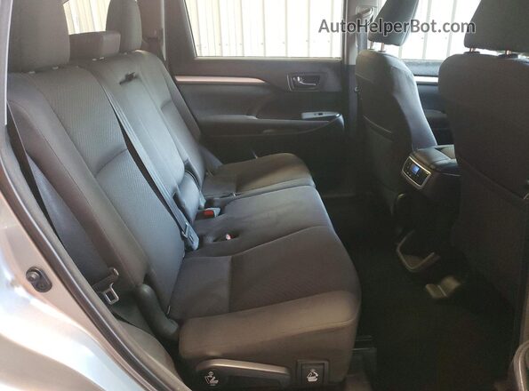 5TDZZRFH3JS257702 2018 TOYOTA HIGHLANDER Silver Engine compartment view