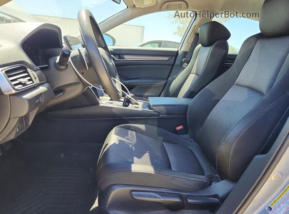 1HGCV3F19KA020746 2019 HONDA ACCORD Серебряный Вид панели приборов