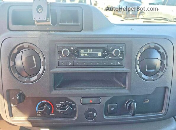 1FDWE3FK9PDD31812 2023 FORD ECONOLINE Белый Вид щитка приборов