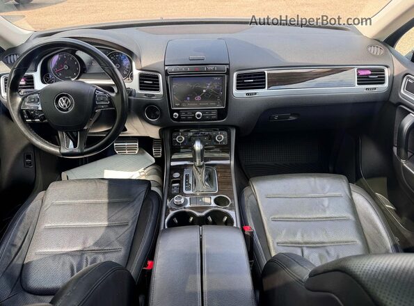 WVGGF7BP8HD001557 2017 VOLKSWAGEN TOUAREG Silver Widok tylnych siedzeń