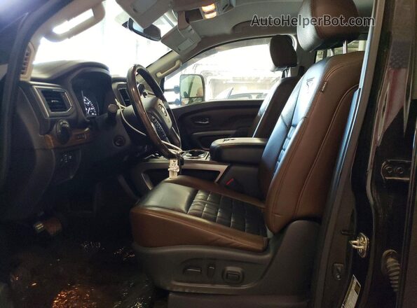 1N6BA1F48JN537562 2018 NISSAN TITAN Черный Вид панели приборов