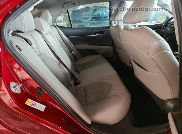 4T1BZ1HK0JU506718 2018 TOYOTA CAMRY Red Widok wnętrza z tyłu