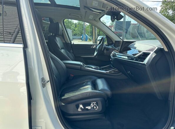 5UX23EM07S9Y27594 2025 BMW X7 White Вид щитка приладів