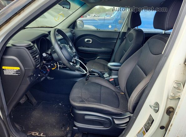 KNDJN2A25J7515697 2018 KIA SOUL White Widok deski rozdzielczej