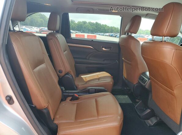 5TDDGRFHXHS024006 2017 TOYOTA HIGHLANDER Silver Widok komory silnika