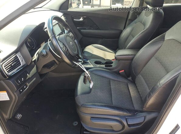 KNDCC3LC2H5036895 2017 KIA NIRO White Вид панелі приладів
