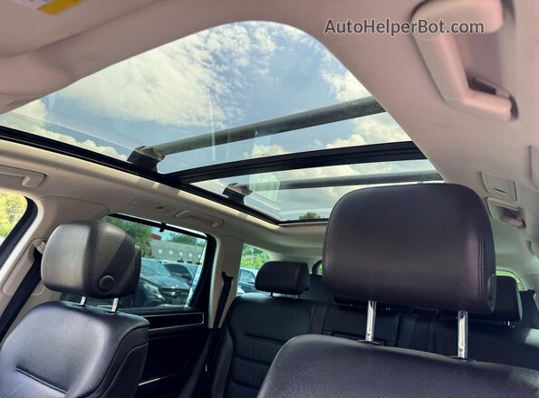 WVGGF7BP8HD001557 2017 VOLKSWAGEN TOUAREG Silver Widok naklejki z numerem VIN