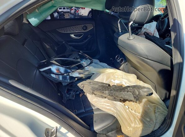 55SWF4JB2HU233681 2017 MERCEDES-BENZ C White Vista de los asientos traseros