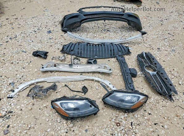 55SWF4JB5JU252151 2018 MERCEDES-BENZ C Black Vista del compartimento del motor