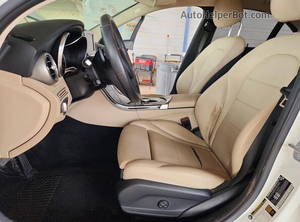 55SWF4KB8HU230461 2017 MERCEDES-BENZ C White Vista interior delantera