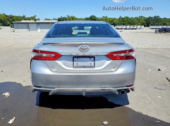 4T1B11HKXJU029254 2018 TOYOTA CAMRY Silver Widok wnętrza z przodu