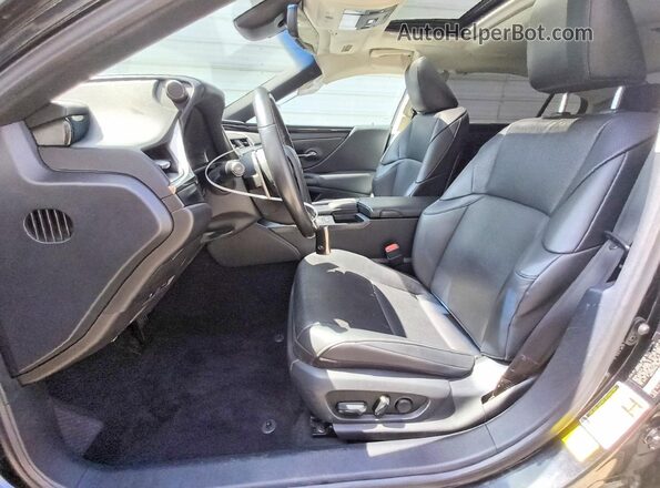 58AC21B18LU006701 2020 LEXUS ES Черный Вид салона спереди