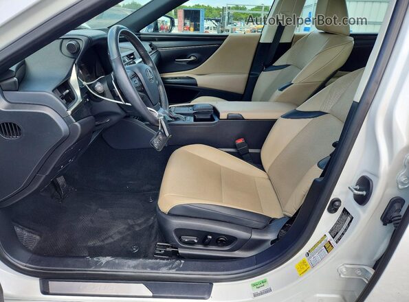 58ACZ1B1XMU090274 2021 LEXUS ES White Front interior view