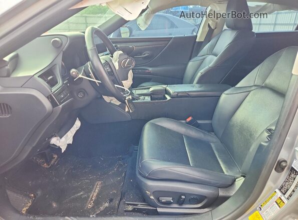 58ADA1C1XNU024156 2022 LEXUS ES Серебряный Вид салона спереди