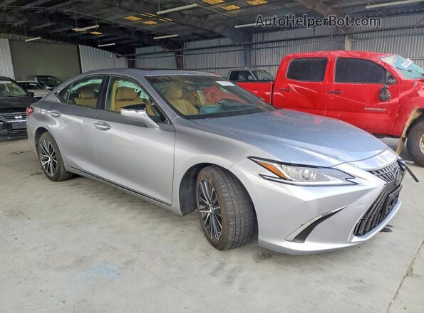 58ADZ1B10RU165544 2024 LEXUS ES Silver Delantero derecho