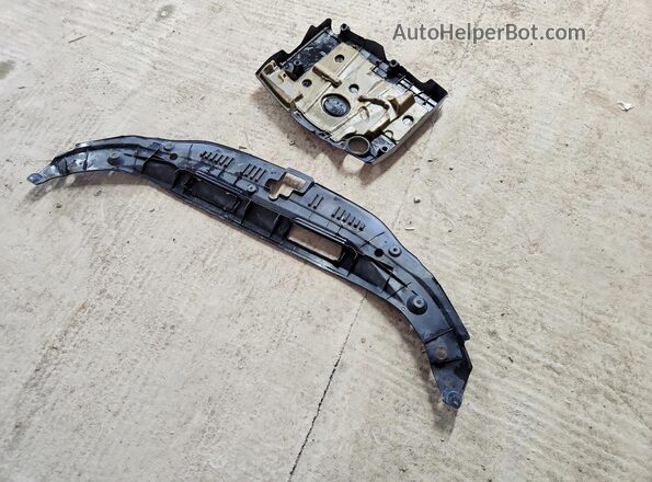 58AFZ1B18LU063988 2020 LEXUS ES Silver Engine compartment view
