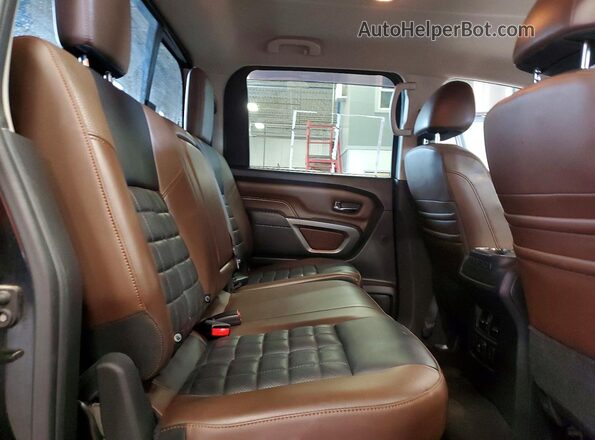 1N6BA1F48JN537562 2018 NISSAN TITAN Черный Вид задней части салона