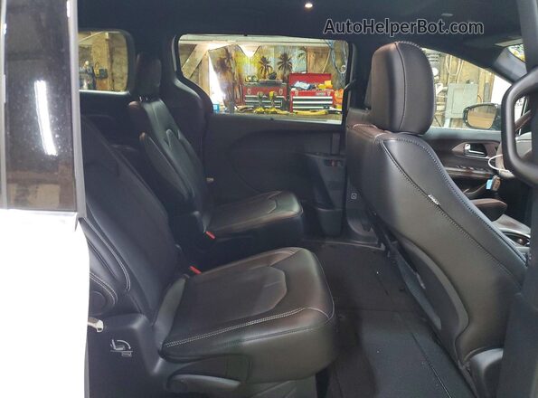 2C4RC1BG7VR580472 2027 CHRYSLER PACIFICA White Widok komory silnika