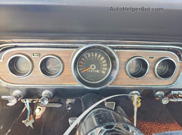 5F08A755370 1965 FORD MUSTANG Cream Vista del cuadro de instrumentos