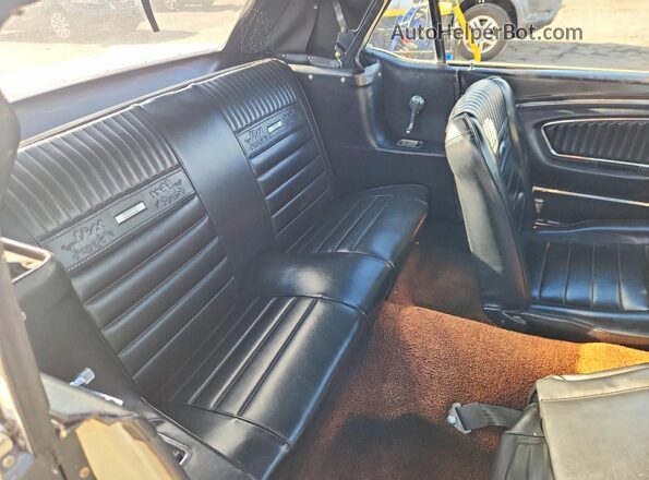 5F08A755370 1965 FORD MUSTANG Cream Vista de los asientos traseros
