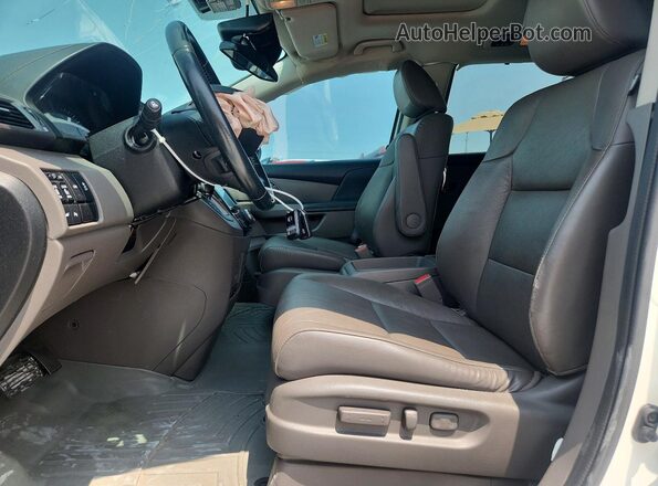 5FNRL5H92HB021864 2017 HONDA ODYSSEY Белый Вид салона спереди