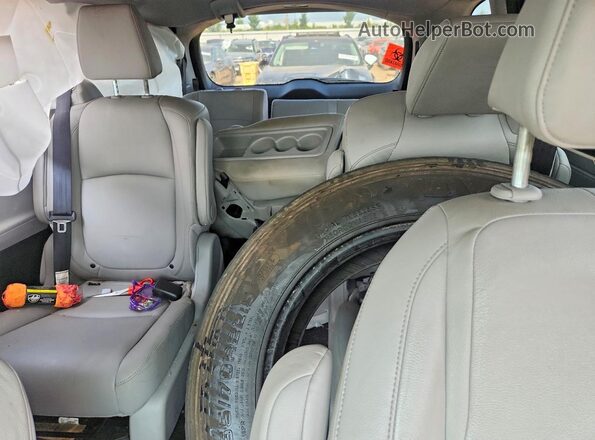 5FNRL6H74JB027210 2018 HONDA ODYSSEY Blue Widok tylnych siedzeń