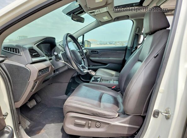 5FNRL6H75JB007452 2018 HONDA ODYSSEY White Front interior view