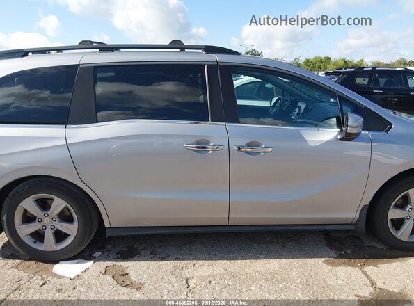5FNRL6H76JB109617 2018 HONDA ODYSSEY Silver Rear interior view