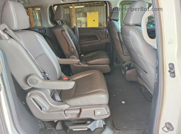 5FNRL6H79JB030006 2018 HONDA ODYSSEY White უკანა სალონის ხედი