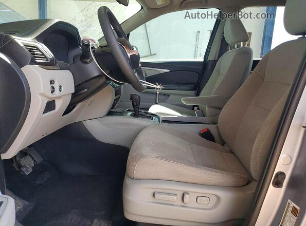5FNYF5H3XHB016023 2017 HONDA PILOT Silver Вид салону спереду