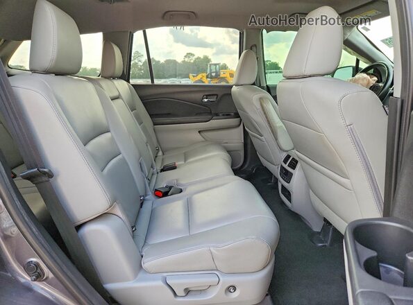 5FNYF5H51HB044293 2017 HONDA PILOT Gray Widok wnętrza z tyłu