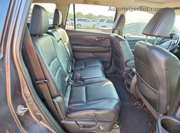 5FNYF5H56JB019461 2018 HONDA PILOT Gray Widok wnętrza z tyłu