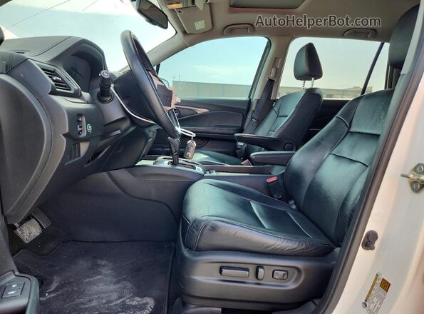 5FNYF5H71HB013868 2017 HONDA PILOT Белый Вид салона спереди