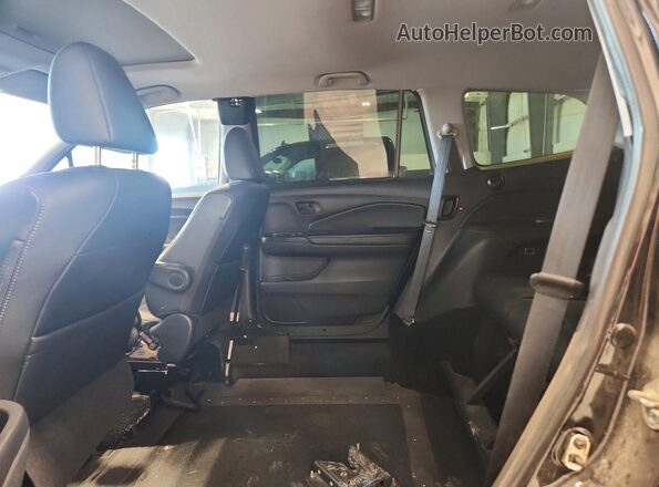 5FNYF5H74JB027592 2018 HONDA PILOT Black Вид задньої частини салону