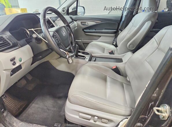 5FNYF5H8XHB009410 2017 HONDA PILOT Серый Вид салона спереди